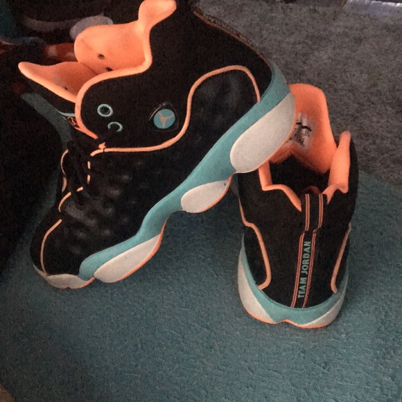 Like new youth girls Jordan’s. - Picture 6 of 6